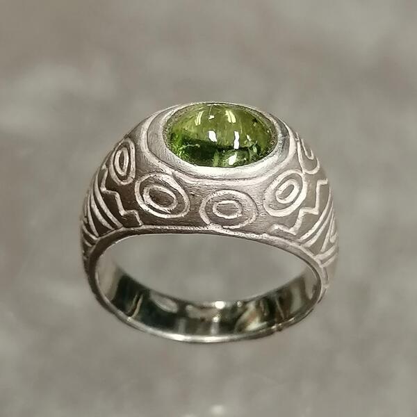 anello artigianale Cleo in argento 925 e peridoto