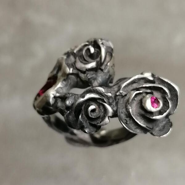 Anello Rosita in argento brunito e rubini  modello unico mis 12