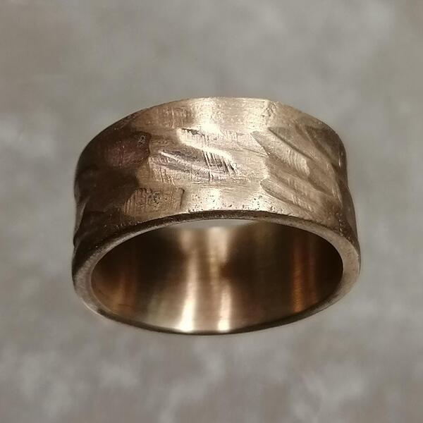 Anello artigianale Neolitico in bronzo  martellato e satinato