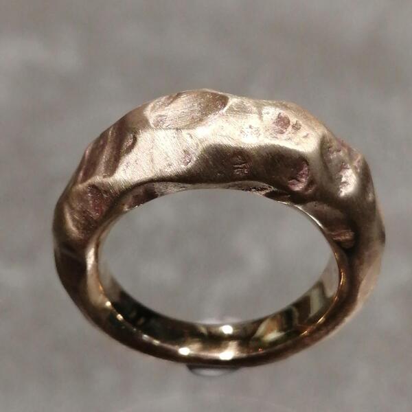Anello  artigianale primitivo in bronzo martellato e satinato