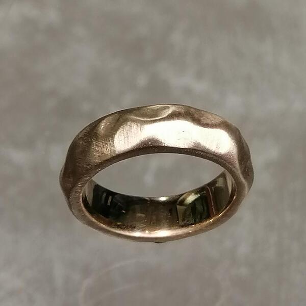 Anello artigianale Zabu in bronzo martellato