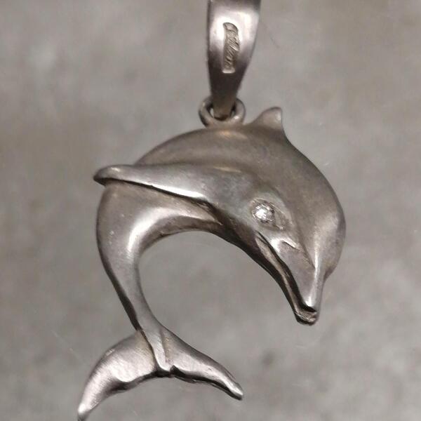 Ciondolo artigianale Delfino in argento 925 satinato e diamante