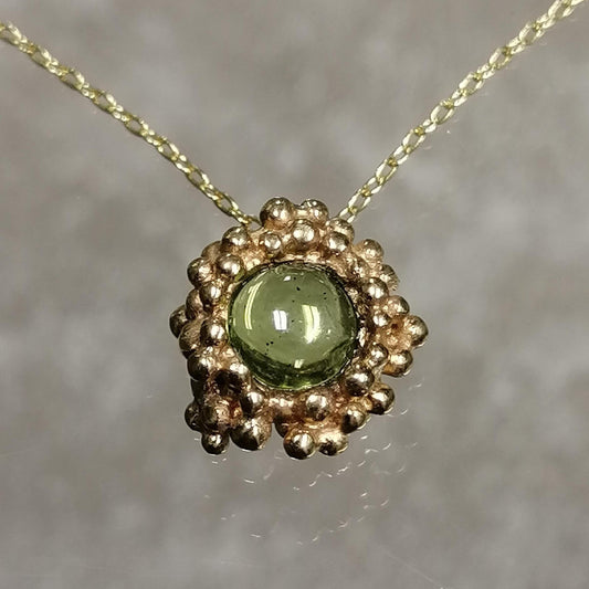 ciondolo artigianale Ball in  bronzo giallo e peridoto collana in argento dorato