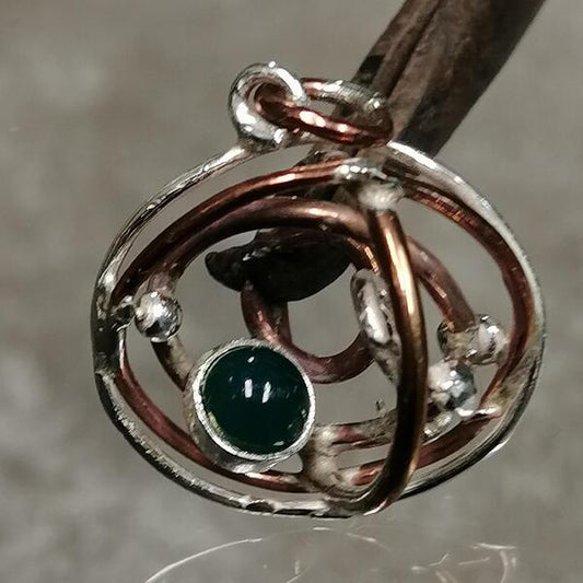 Ciondolo  artigianale Armonia dell Universo in argento 925 rame  e agata verde.