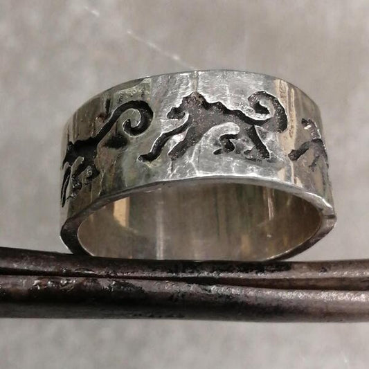 Anello uomo scimmiette in argento  martellato mis 26