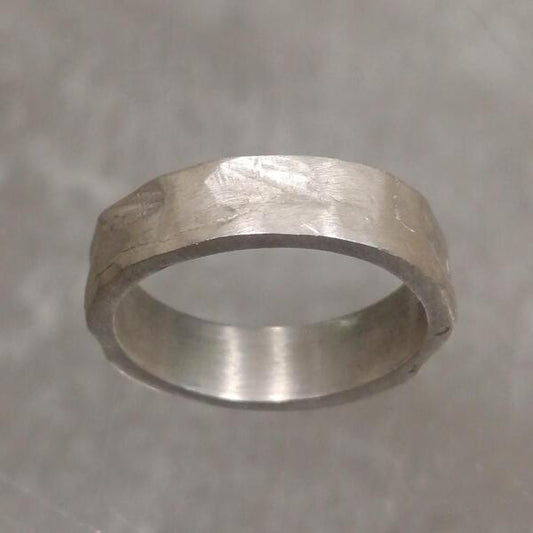 anello Keyo in argento 925  martellato