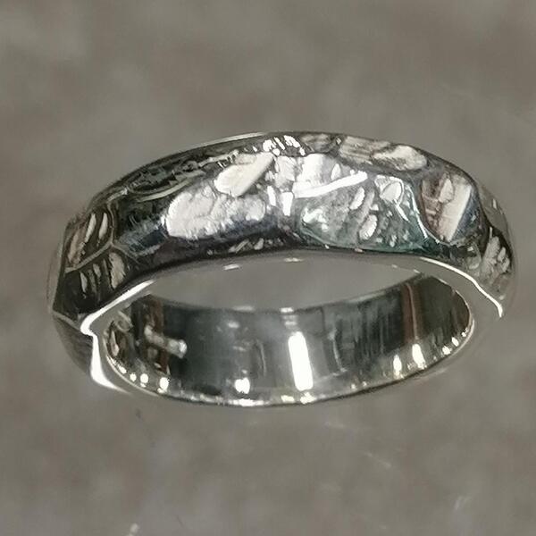 Anello artigianale Zabu in argento  martellato 925