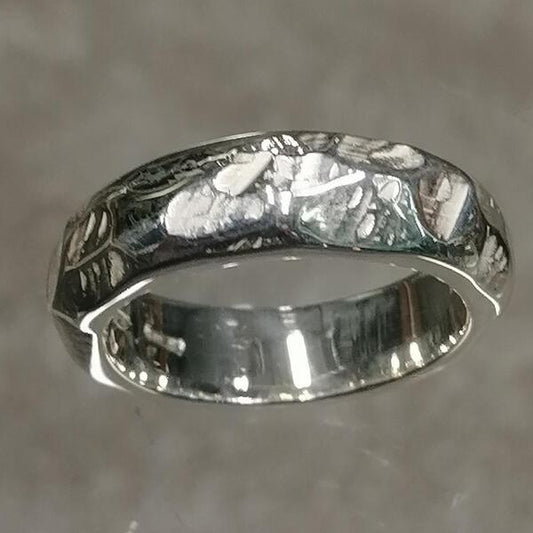Anello Zabu in argento  martellato 925
