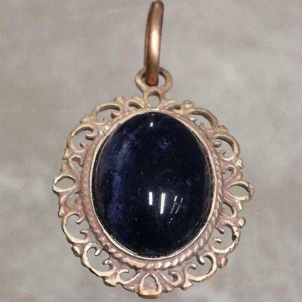 CIONDOLO ARTIGIANALE MAFALDA IN  BRONZO CON SODALITE .CM 3