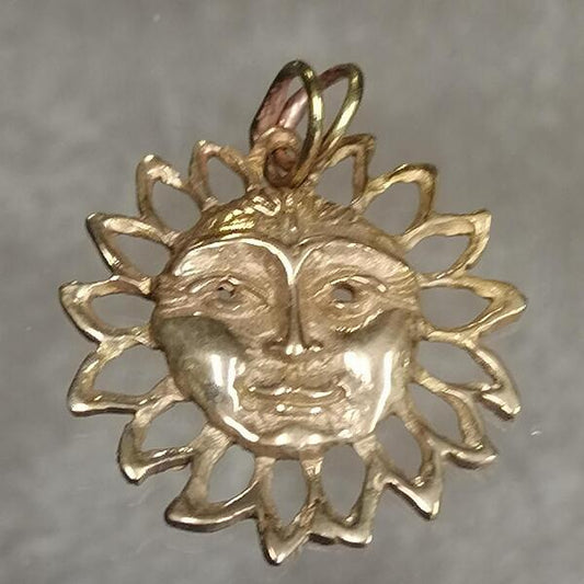 Ciondolo Sole in bronzo giallo.