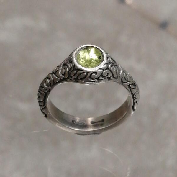 ANELLO ARTIGIANALE  RIO ARGENTO CON PERIDOTO
