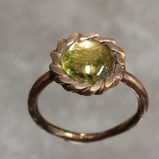 Anello tortiglione in bronzo e peridoto