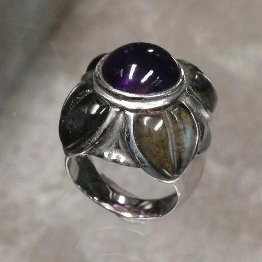 ANELLO FIORE IN ARGENTO CON LABRADORITE GRIGIA E AMETISTA