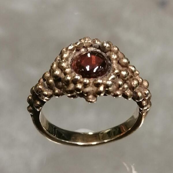 ANELLO ARTIGIANALE  BALL IN BRONZO E GRANATO