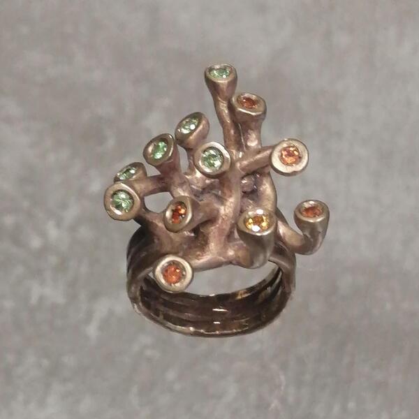 Anello Alieno  in  bronzo con tsavoriti e citrini madera