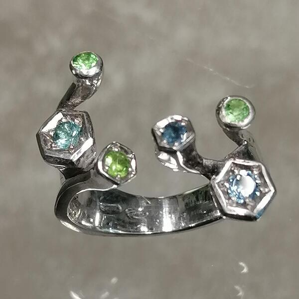 Anello Antonia in argento tsavoriti e topazi azzurri