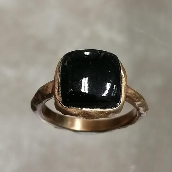Anello artigianale Giny in bronzo lucido con onice