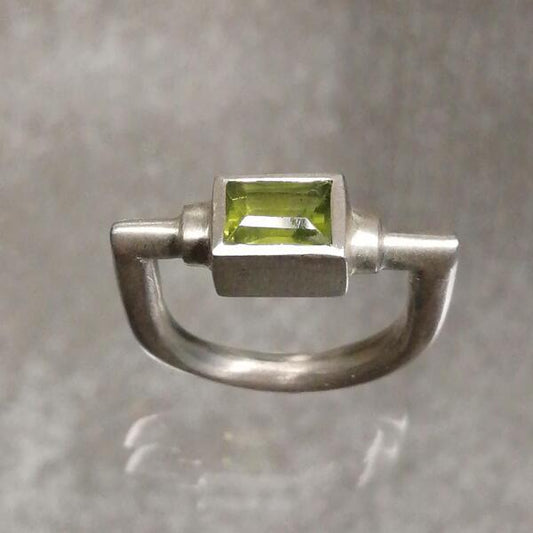 ANELLO ARTIGIANALE VALENTINA IN ARGENTO E PERIDOTO
