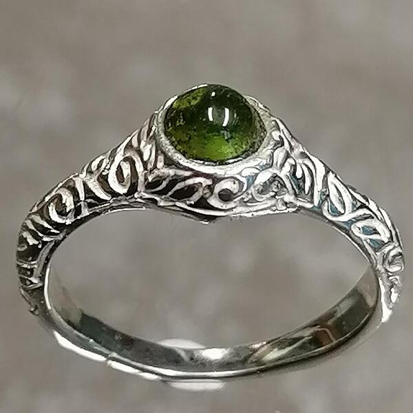 ANELLO  ARTIGIANALE RIO IN ARGENTO E PERIDOTO