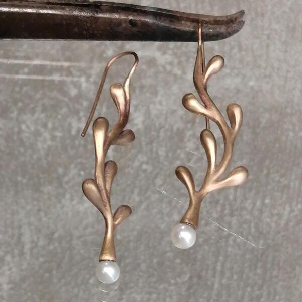 Orecchini donna artigianali Sepora in  bronzo satinato e perla.