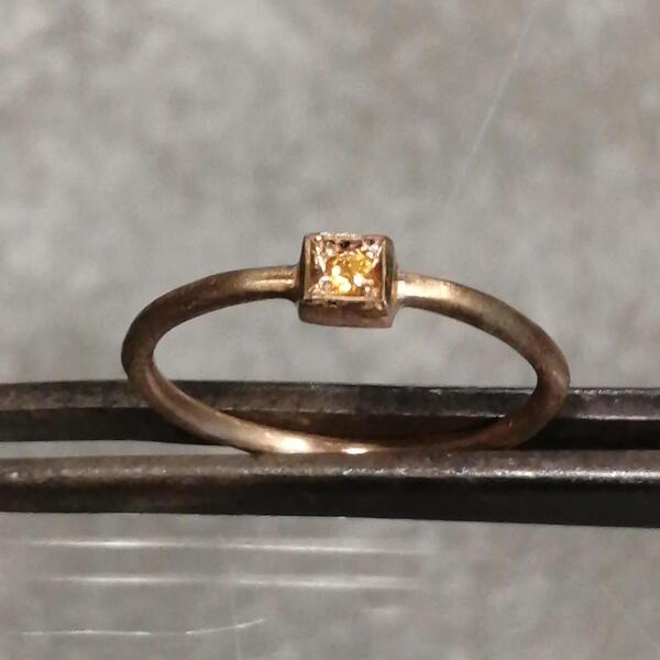 Anello artigianale minimal  Quadrum in bronzo e  citrino