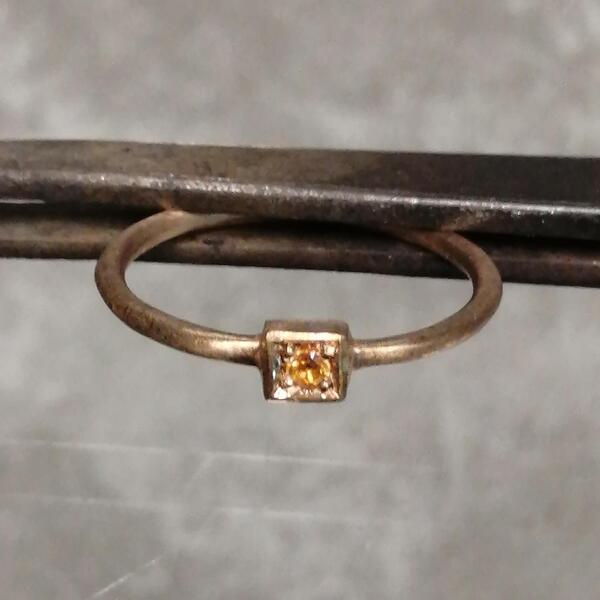 Anello artigianale minimal  Quadrum in bronzo e  citrino