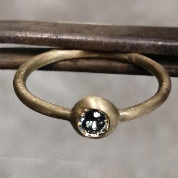 Anello Nucleo in bronzo con topazio London fatto a mano, minimalista e senza nichel