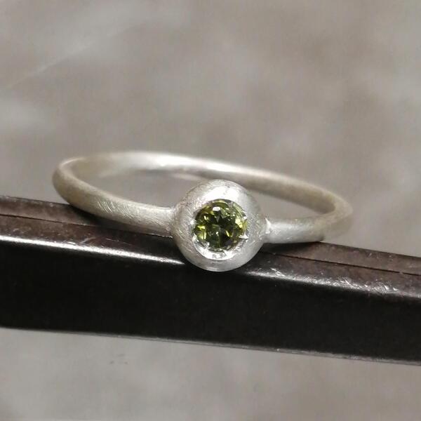 Anello Nucleo in bronzo con tormalina fatto a mano, minimalista e senza nichel