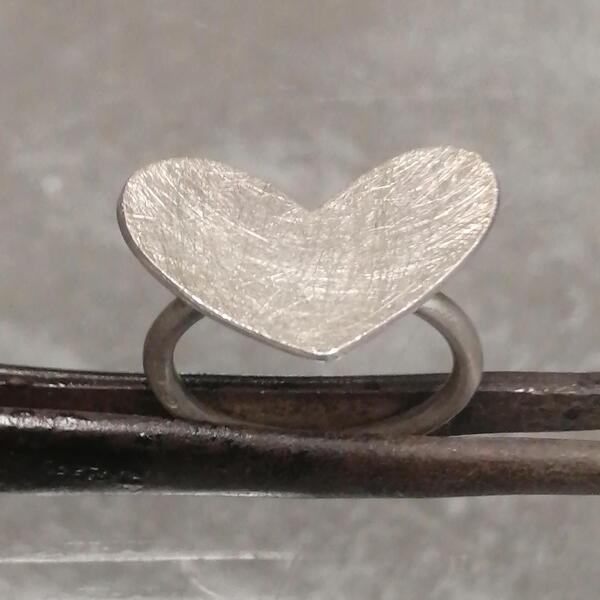 Anello  donna artigianale cuore in argento 925 satinato