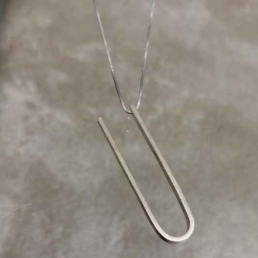 Ciondolo lettera U in argento 925 .