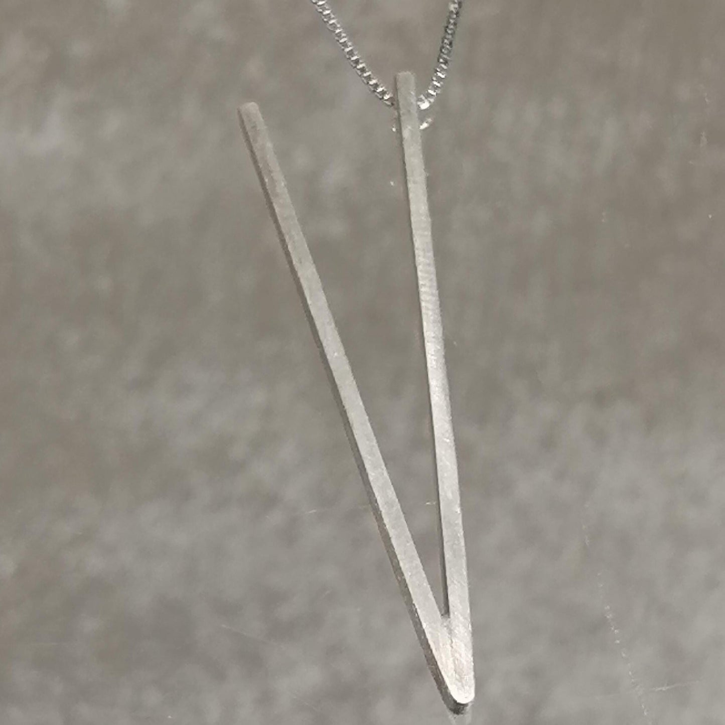 Ciondolo lettera V  in argento 925 .