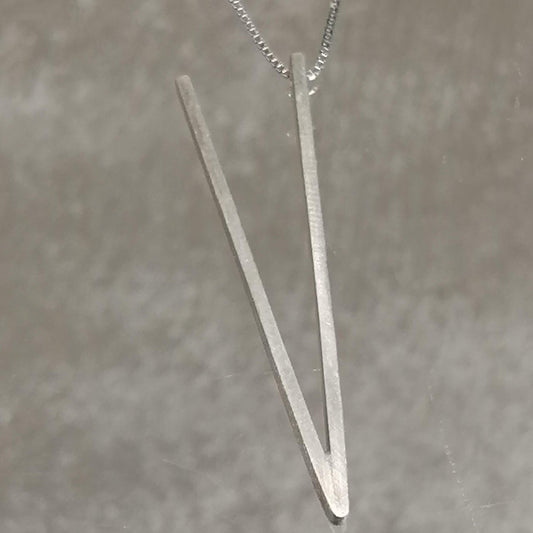 Ciondolo lettera V  in argento 925 .