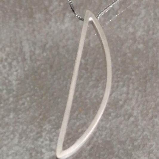 Ciondolo lettera D in argento 925 .