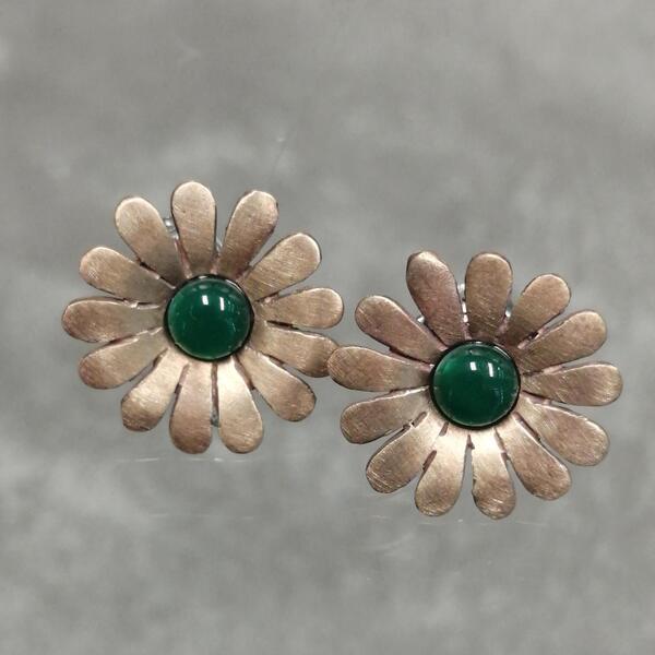 Orecchini artigianali Margherita in bronzo e agata verde
