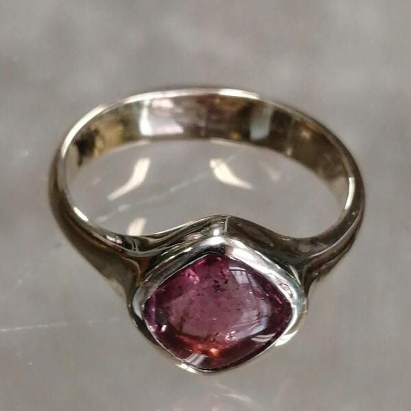 Anello artigianale kena in bronzo giallo  con tormalina rosa