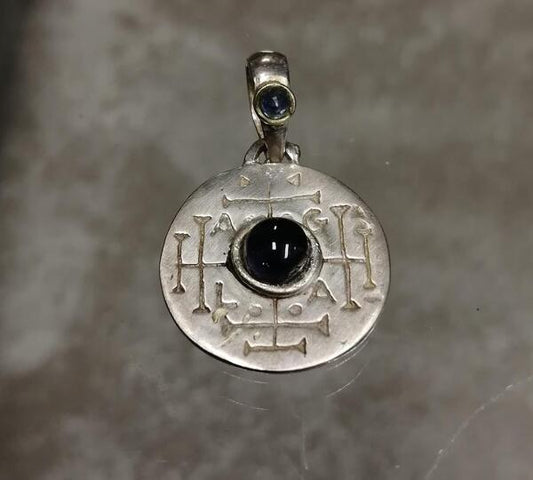 Il Ciondolo Centro è realizzato in argento 925 satinato, con ioliti .
