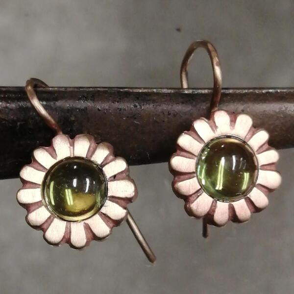 Orecchini  artigianali fiore con ami in bronzo satinato  e peridoti