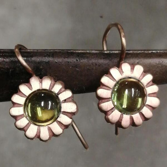 Orecchini  artigianali fiore con ami in bronzo satinato  e peridoti