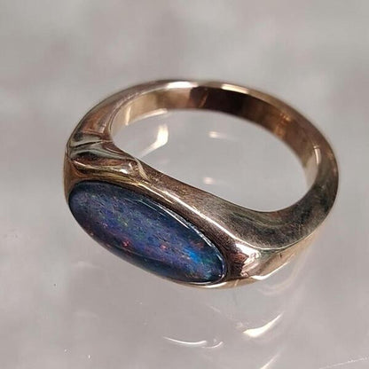 Anello artigianale Opale Aurora Iridescente in Bronzo Rosso – fatto a mano senza nichel