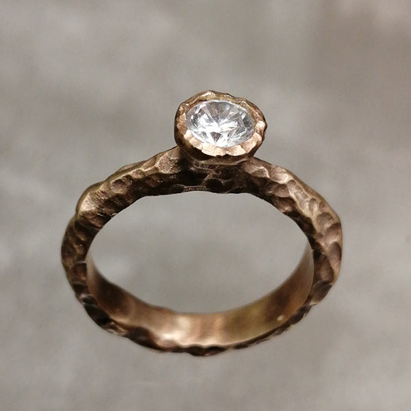 Anello artigianale Croods in bronzo rosso martellato e satinato con zircone unisex