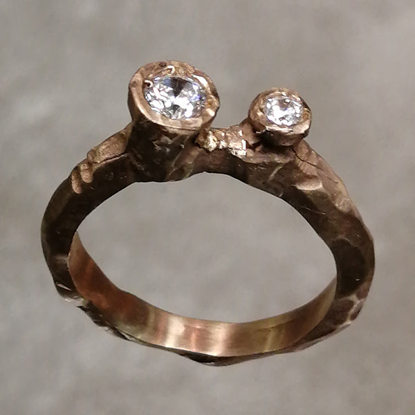 Anello Croods in bronzo martellato con due zirconi