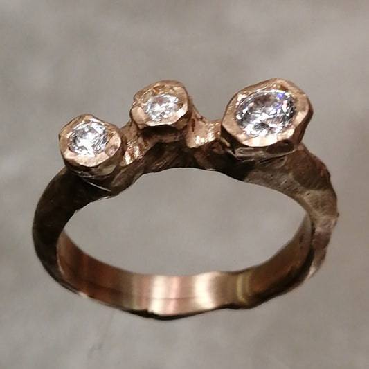 Anello Croods in bronzo martellato con tre zirconi