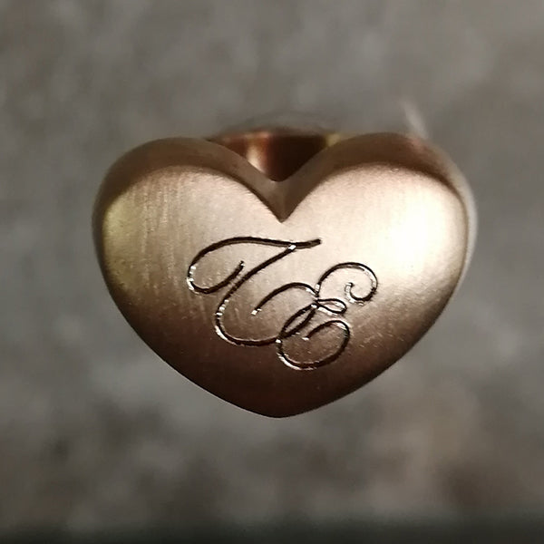 Anello mignolo cuore Tiziana con lettere incise personalizzate – bronzo senza nichel