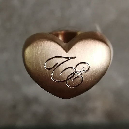 Anello a cuore Tiziana  in bronzo satinato con incisione Lettere - personalizzabile