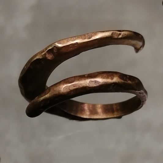 Anello Love in bronzo martellato e satinato