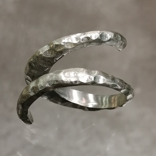 Anello artigianale Love in argento  925 martellato e satinato