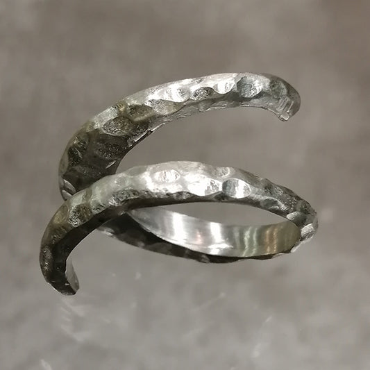 Anello Love in argento martellato e satinato