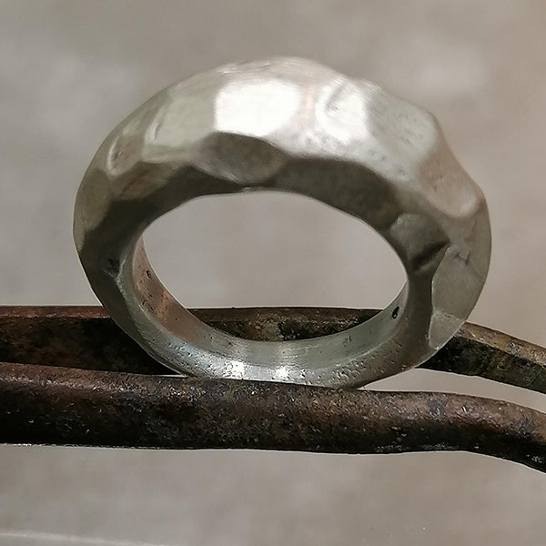 Anello artigianale Primitivo  in argento  925 martellato e  satinato