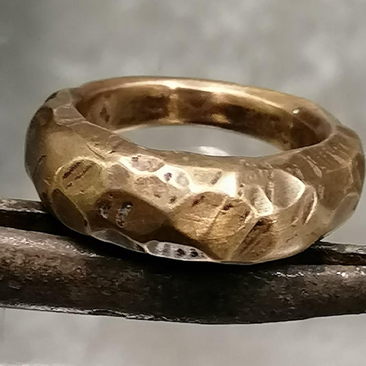 Anello Primitivo uomo o donna in bronzo martellato