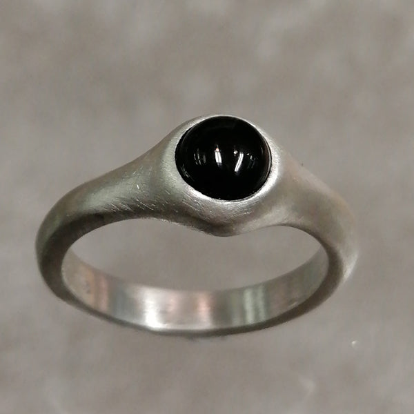 Anello Sio in argento 925 satinato con onice nero